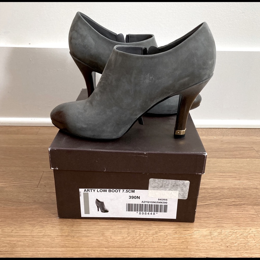 Lous Vuitton Arty Ankle Boot size 39, grey suede